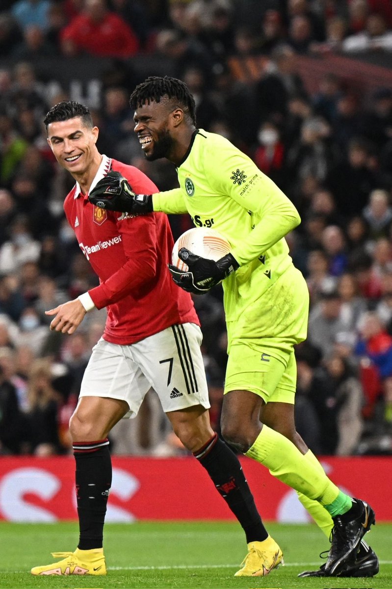 PanAfricaFooty's tweet photo. Nigerian 🇳🇬 goalkeeper Francis Uzoho made TEN saves for Omonia tonight against Manchester United in the Europa League before a late McTominay strike gave United a hard-fought 1-0 win.
SAFE HANDS 🧤
#MANOMO #EuropaLeague #Uzoho #Ronaldo #Nigeria #ManchesterUnited #Africa https://t.co/DXKIWFA9N4