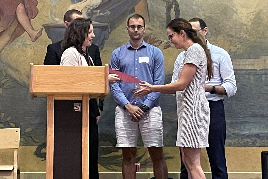 MIT PDA (@mitpda) on Twitter photo Professor Muriel Médard received the 2021 MIT-PDA Excellence in Postdoctoral Mentoring Award during the MIT-postdoc appreciation lunch on September 19, 2022.  Kudos to all members of the Mentoring Award Organizing committee ! news.mit.edu/2022/todays-po… Professor Muriel Médard received the 2021 MIT-PDA Excellence in Postdoctoral Mentoring Award during the MIT-postdoc appreciation lunch on September 19, 2022.  Kudos to all members of the Mentoring Award Organizing committee ! news.mit.edu/2022/todays-po…