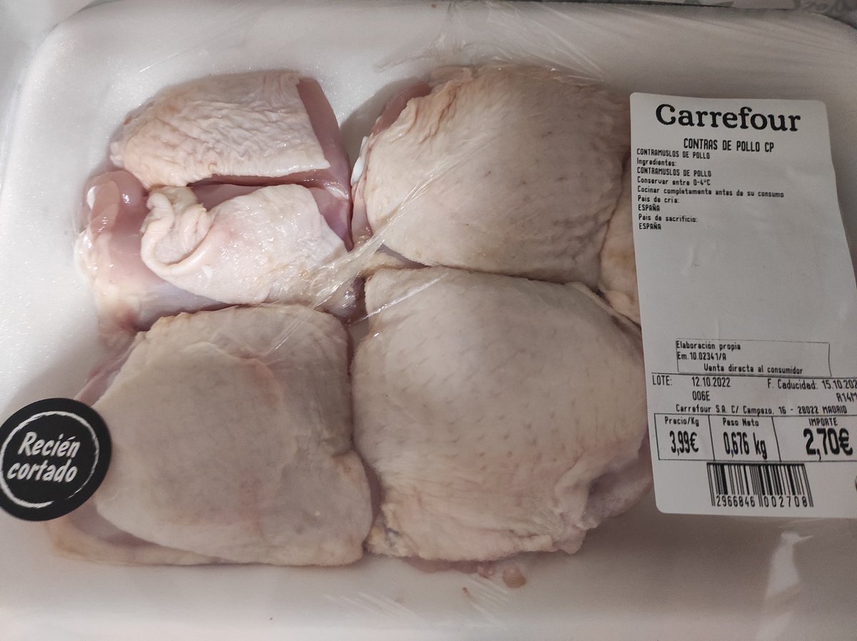 _Ampi's tweet photo. @CarrefourES esta tarde he comprado pollo en el carrefour Gran Vía de Alicante,al abrirlo para hacerle la cena a mi bebé de 8 meses casi vomito. Es la segunda vez que compró carne en mal estado. No hay derecho,mañana iré a que me devuelvan mi dinero. Vergonzoso https://t.co/F4AxYQBNrK