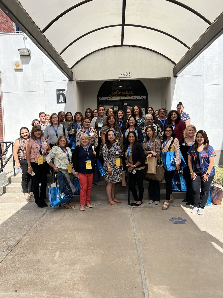 B_Campos4's tweet photo. What a great day to talk Dual Language with our #TABE guests! Today we had teachers from over 10 districts visit our classrooms and we enjoyed every second!💙 @BurnetES @HoustonISD @TeamHISD @HISDMultiPrgms @ESO3_HISD @Erwin_Garcia_ @Deche_DL @LeticiaGemini @Gisele_Rosas1 https://t.co/QF0gZfiymU