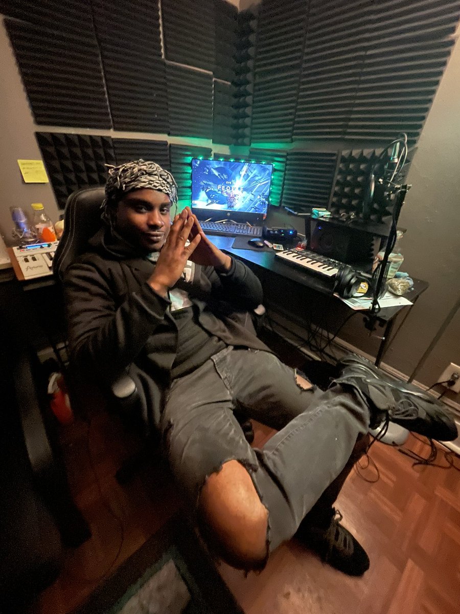 tkpro412's tweet photo. Making good music

#goodmusic #music #지구에서년지성아환영해 https://t.co/WjEzrcZJVc