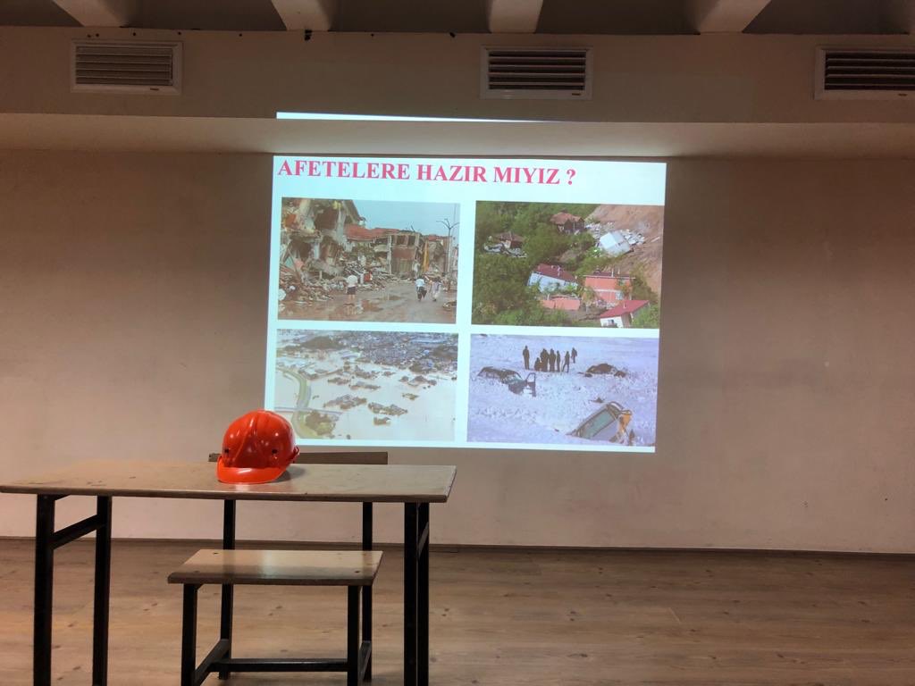 Cigli75's tweet photo. Dünya Afet Risklerinin Azaltılması günü öğrencilerimizin farkındalıklarını artırmak için etkinlik düzenlendi. Ali Karaçam, Musa Şen, Sezgin Yüksel ve Yüksel Sertel hocalarımıza teşekkür ederiz. 
@izmir_ilmem @cigli_mem @izmirmeslekiegitim @AFADBaskanlik https://t.co/X4GwveMsYp