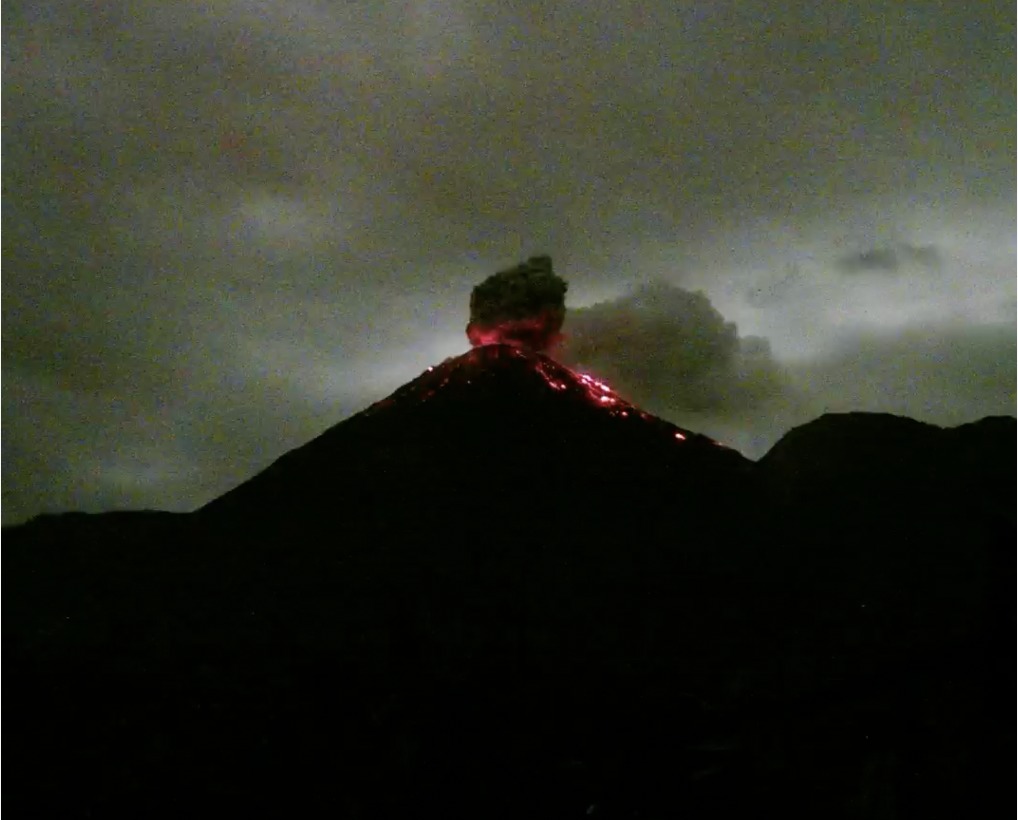 crissalasp's tweet photo. I went to Ecuador to present my research at @LACSC2022QUITO, good science, lovely people, and a very nice field trip to El Reventador! Also, I had the chance to visit my family even briefly, it's always a boost of good energy. 📸: @gbejarl https://t.co/Esxc6vzjPM