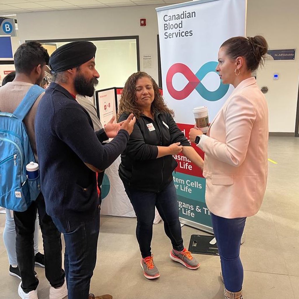 The Canadian Blood Services play a vital role in society. I met some CBS staff in #Mississauga. These folks help to save lives by ensuring patients have access to high-quality blood, plasma, serum & stem cells. To donate or to learn visit: blood.ca/en