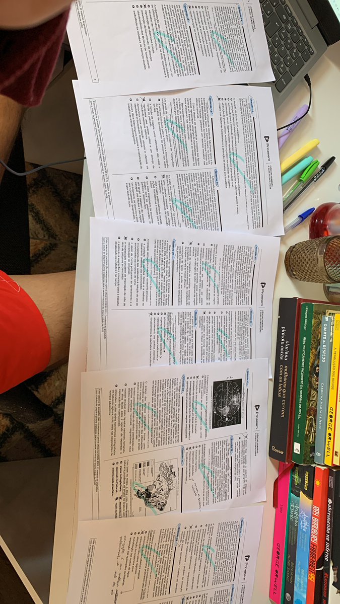 ullystudy's tweet image. ultimamente tenho me sentido uma merdinha em relação aos estudos, e sempre que me sinto assim vejo essa foto para ter noção do quanto eu evolui esse ano e isso me dá um gás inexplicável.