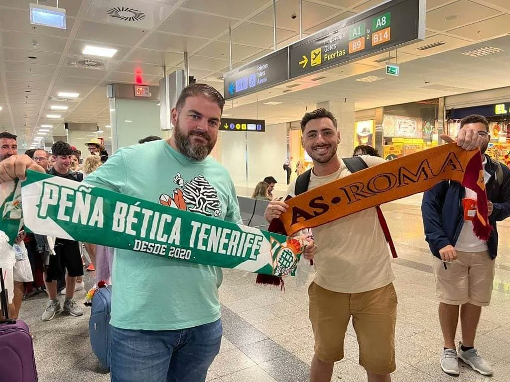 pbeticatenerife's tweet photo. Visita de algunos de nuestros socios al Templo VerdiBlanco, disfrutando de nuestro EuroBetis.🇪🇺
Grandes👏👏👏💚🏝🤍
+1 punto, que nos da la clasificación para la siguiente ronda.

#PeñaBéticaTenerife #EuroBetis 
#IslaVerdiBlanca #RealBetis 
#EuropaLeague #Canarias https://t.co/Kme5N51nc0