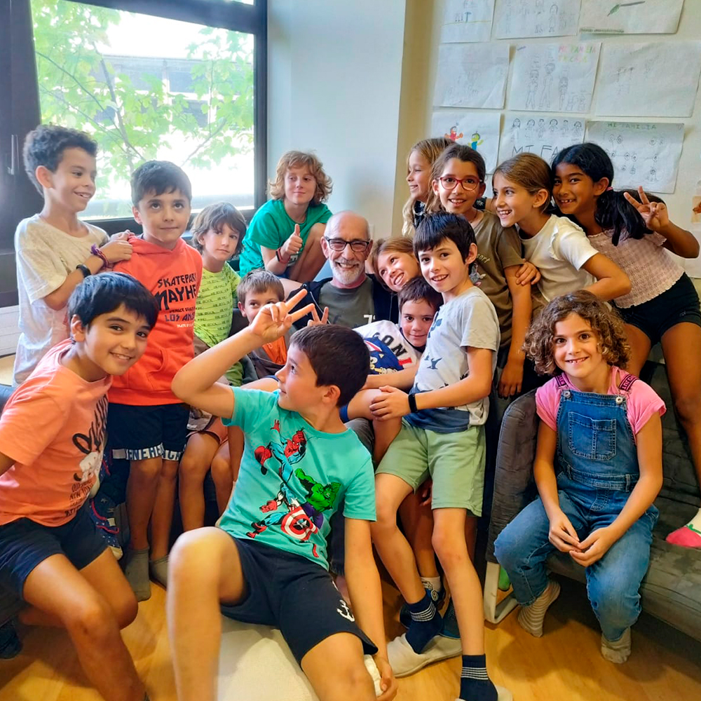 CollegiCreaNova's tweet photo. CREANOVA CELEBRA LA SETMANA DELS AVIS I ÀVIES I LA GENT GRAN

Ens hem emocionat grans i petits amb els tallers i les anècdotes dels avis i àvies.
Hem treballat l’hort, jugat al dominó, als escacs, explicat contes, hem fet macramé, cantat cançons...

https://t.co/LQli6tqo70 https://t.co/luBeV6rYO8