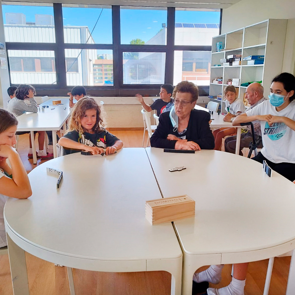 CollegiCreaNova's tweet photo. CREANOVA CELEBRA LA SETMANA DELS AVIS I ÀVIES I LA GENT GRAN

Ens hem emocionat grans i petits amb els tallers i les anècdotes dels avis i àvies.
Hem treballat l’hort, jugat al dominó, als escacs, explicat contes, hem fet macramé, cantat cançons...

https://t.co/LQli6tqo70 https://t.co/luBeV6rYO8