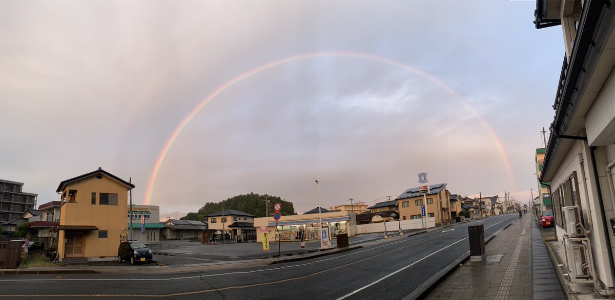 isokichi2002's tweet photo. 完全な虹🌈見れた!
今日はいい事あるかなぁ😸
#完全な虹 #きれいな虹 #perfectrainbow #rainbow https://t.co/sjU1CvhoLU