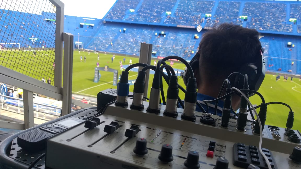 TYPcursos's tweet photo. Hola Amalfitani 👋🏼

Hoy le tocó al primer grupo realizar una transmisión radial como práctica final desde el estadio! 🏟️

Se juega el partido de #Vélez vs #Talleres y nuestros alumnos viven una experiencia inolvidable! 🎤📻 https://t.co/68EALFqeCg