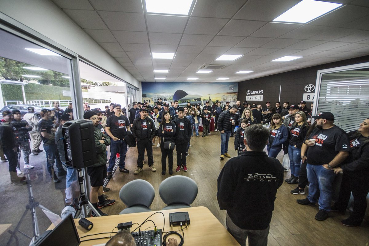 LeoZettel's tweet photo. Pra variar, tô contanto histórias... 
Mas dessa vez foi para o pessoal da Toyota Barigui, no briefing do 1º Toyota GR Experience. 

#MotorsportMarketing #octanas #ToyotaExperience #4x4 #4wd 

Fotos: 
Clayton Medeiros
Fernando Shuartz https://t.co/CM12AFh1SF