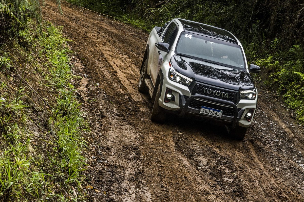 LeoZettel's tweet photo. Pra variar, tô contanto histórias... 
Mas dessa vez foi para o pessoal da Toyota Barigui, no briefing do 1º Toyota GR Experience. 

#MotorsportMarketing #octanas #ToyotaExperience #4x4 #4wd 

Fotos: 
Clayton Medeiros
Fernando Shuartz https://t.co/CM12AFh1SF