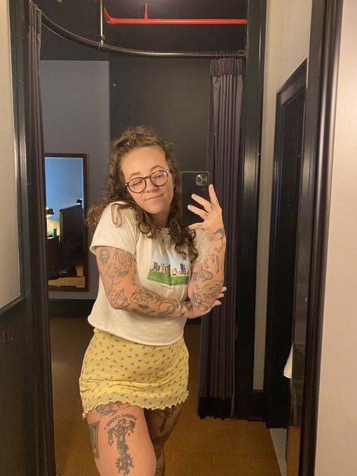 i&rsquo;m on vacation so if you need anything, don&rsquo;t https://t.co/UdVowSpRsM