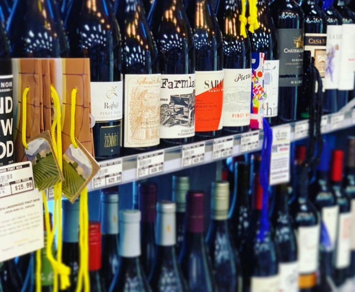 It’s #thirstythursday 🍷 Stop by for a bottle and everything else you need to wind down the week #southloopmarket 
.
.
.
#southloopmarkets #southloopchicago #southloopliving #southlooplife #southloopfood #freshmarket #mercato #convenience #shopsmall #shopslm