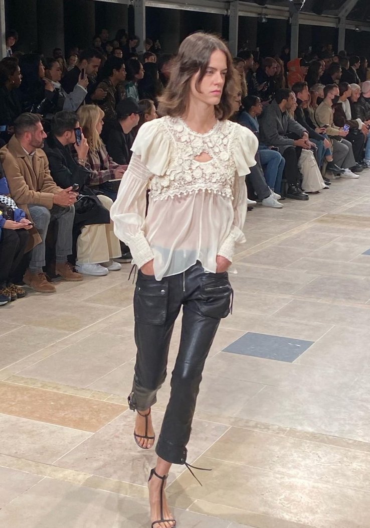 KCDworldwide's tweet photo. The @isabelmarant SS23 Collection showed the brand's silhouette &amp; codes, imbued with the spirit of the house’s inception in the 90’s, resurface through remastered styles; reissued wardrobe staples manifesting the brand’s timelessness &amp; its ability to constantly reinvent itself. https://t.co/A0XiTsRa2V
