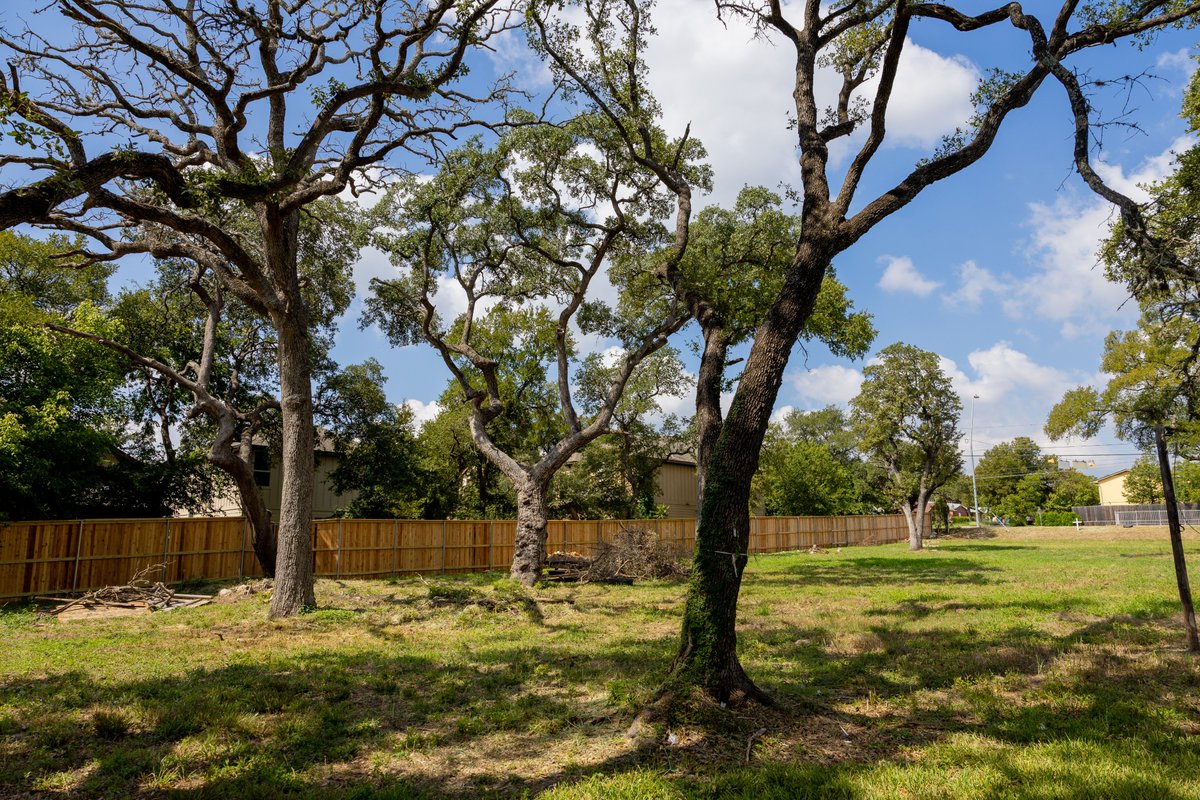 industryatx's tweet photo. South #Austin is one good-looking part of town…Can you believe there will be 23 affordable townhomes in this very location next year? 😮 #IndustrySOMA is going to be here before we know it. https://t.co/nf6Sy3OMgI