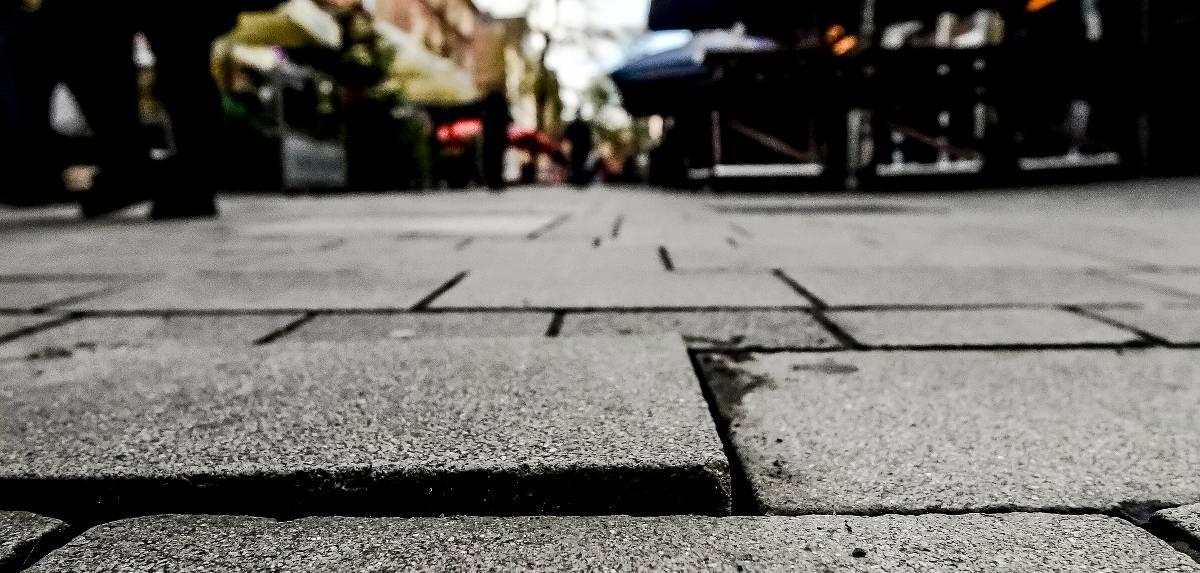 wzduesseldorf's tweet photo. Düsseldorfer Altstadt: Der Bürger ist schuld, wenn er fällt [WZ+] https://t.co/oMf35PU0S0 https://t.co/S19C5GJGNO