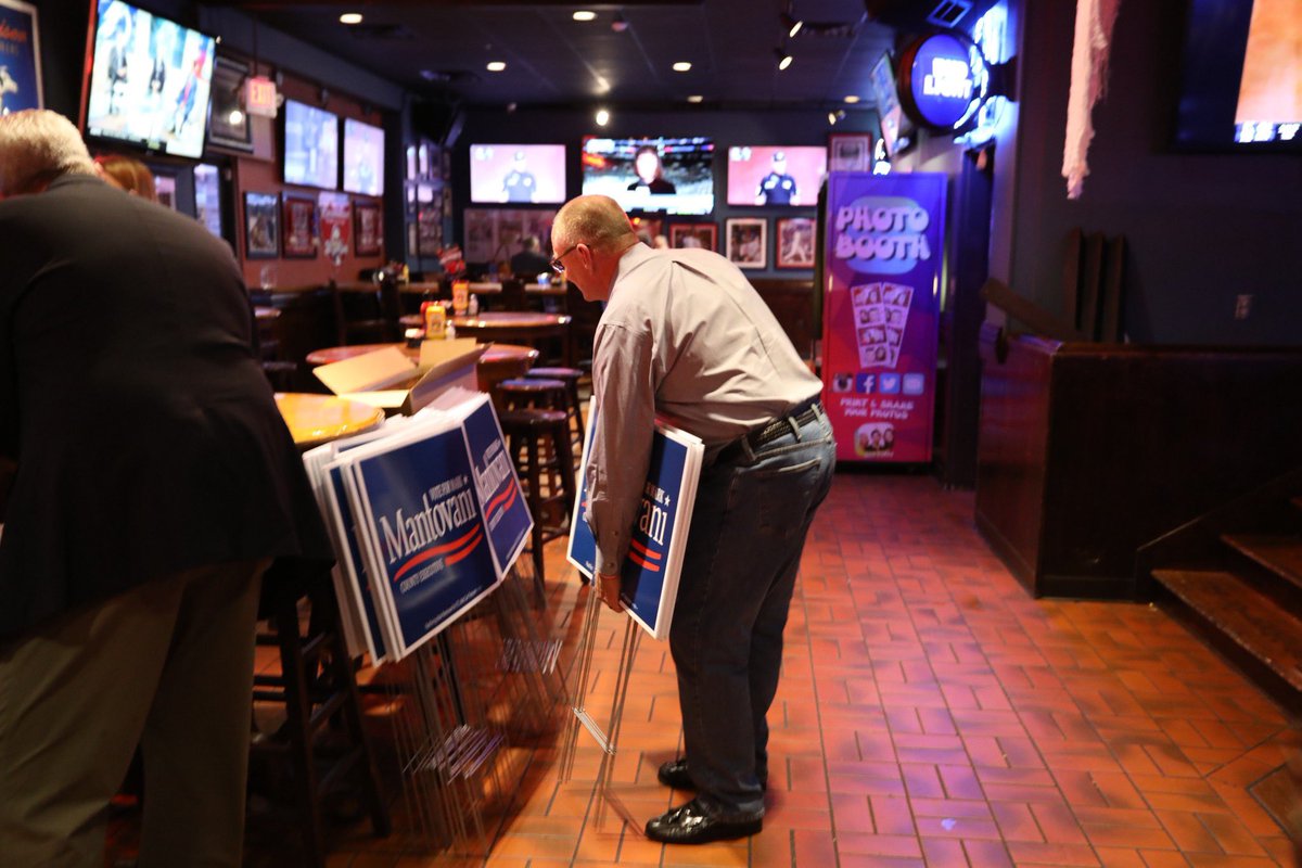 MarkForSTL's tweet photo. A month ago we launched this campaign knowing we would have to work hard and move quickly! In one month we have given out THREE THOUSAND yard signs and the requests are still coming in! Can you chip in $25 or $50 today to cover the cost of another order? https://t.co/tMHL5PDBDL https://t.co/ZAz29E8rYk