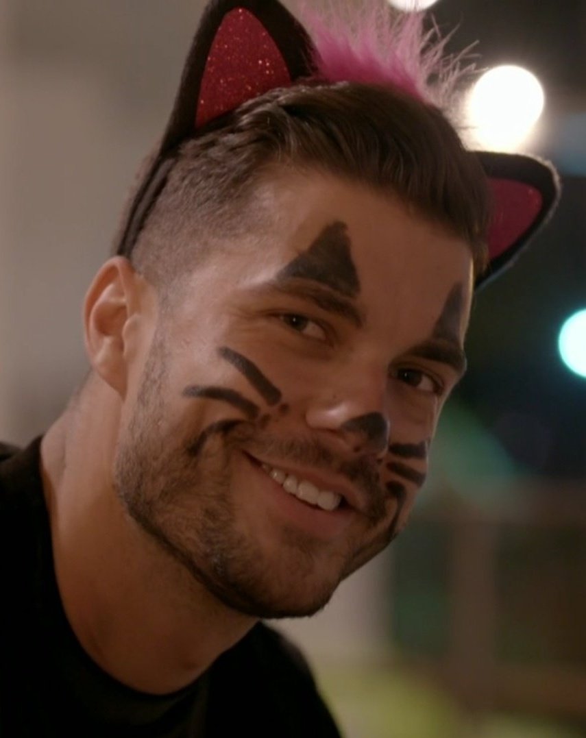 LoQueVeo7's tweet photo. Como me quiero pintar para el disfraz // Como termino saliendo. #LaIslaDeLasTentaciones #LaIslaDeLasTentaciones3 https://t.co/hhcUhD4yaz