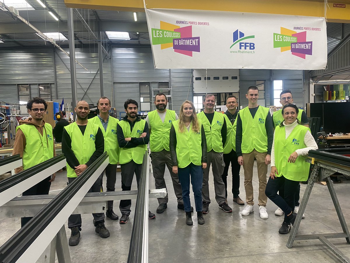 Autre visite du jour : Alu Rennais ouvrait les portes de son entreprise à La Chapelle des Fougeretz.
👏 👏 130 collégiens ont découvert l’atelier de fabrication de menuiseries alu, les métiers du bureau d’études et métiers supports ! #CoulissesduBatiment #FFB #batiment #menuisier