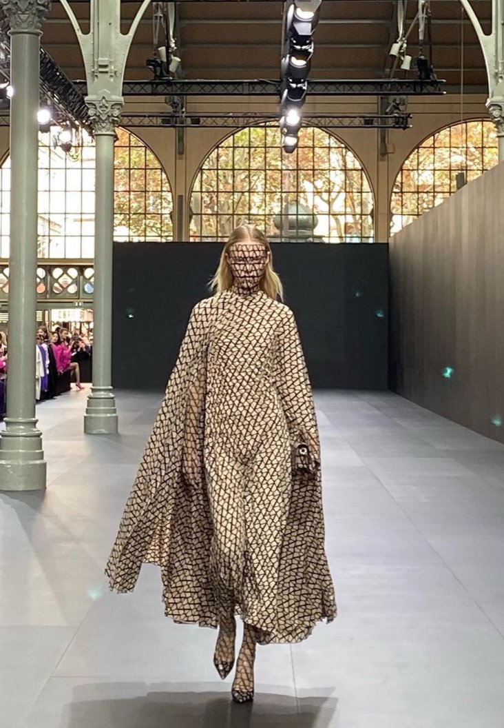 KCDworldwide's tweet photo. @pppiccioli revealed his latest collection #UnboxingValentino in Paris. The @maisonvalentino Spring Summer 2023 Collection showed the house monogram, the iconic red color, and shades of nude, ranging from beiges to browns. #VALENTINOSS23 #PFW https://t.co/a0AKP54CZb