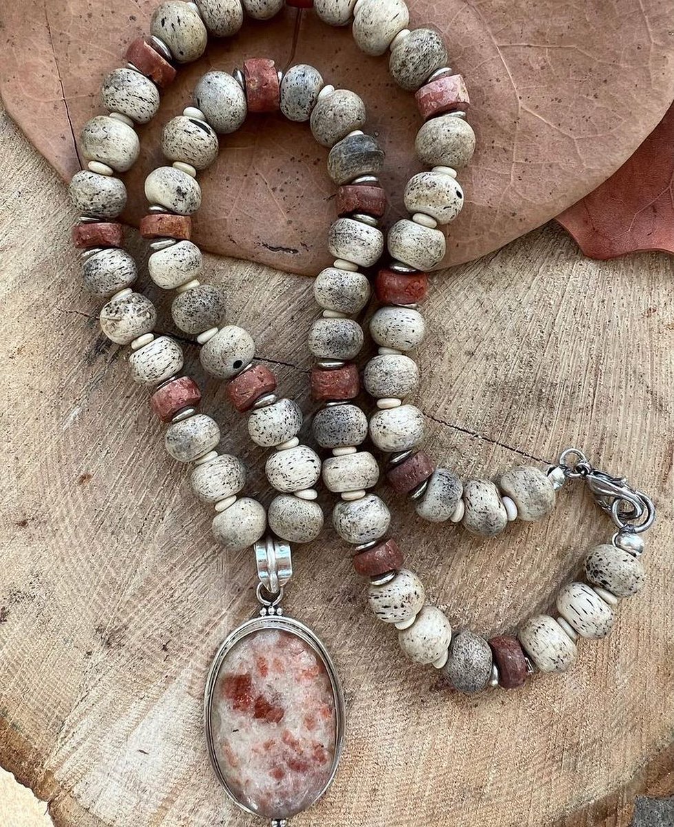 Loving the Grey #BoneBeads on this #Pendant #Necklace by #facetsetc! 🌀 What kinds of #Jewelry have you been working on this week? 🍁🍂
thebeadchest.com/products/grey-…
#TheBeadChest #FallJewelry ✨