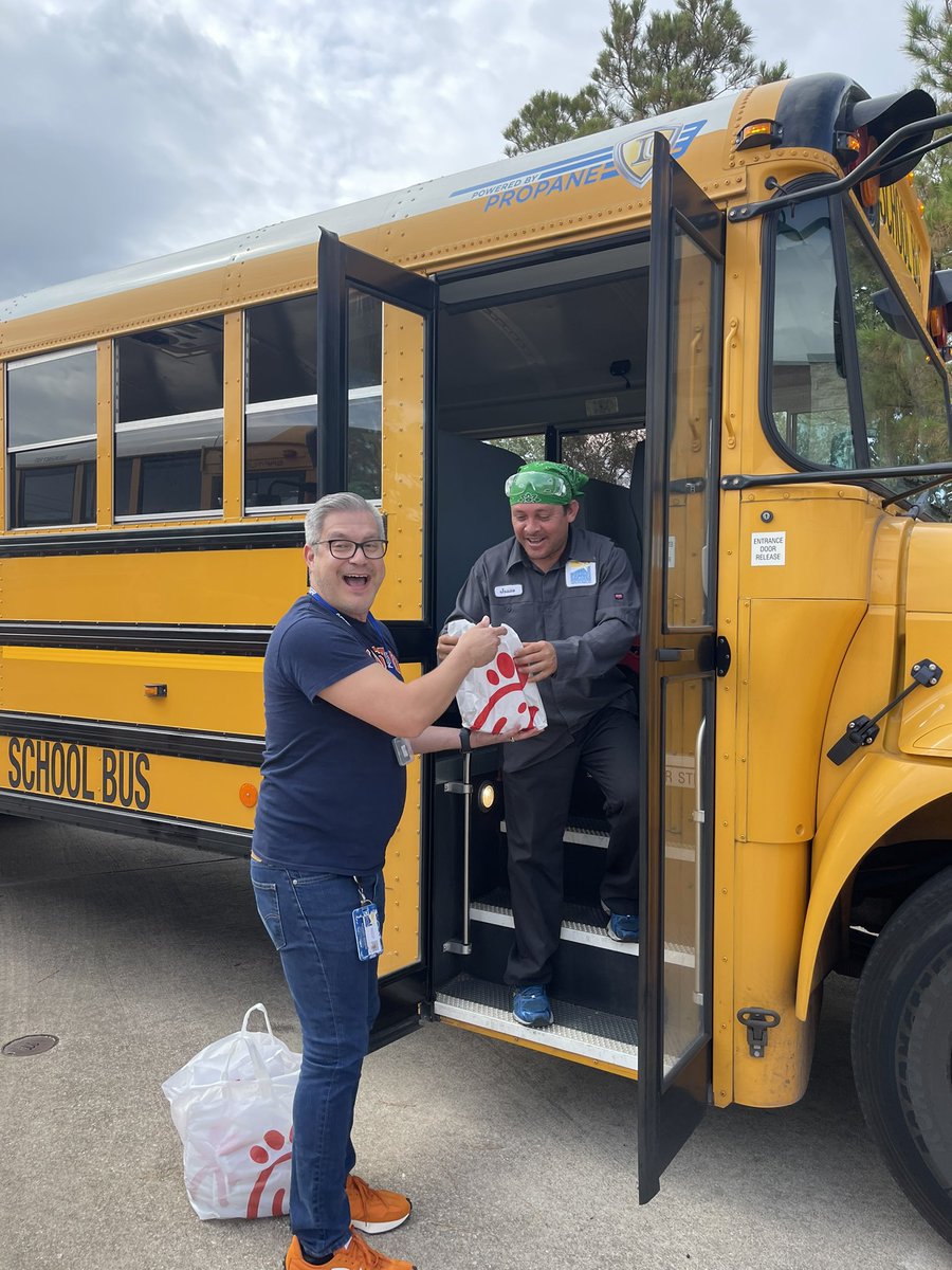 ShadowOaksOwls's tweet image. Giving back to our phenomenal bus drivers who are the first to see our scholars every day!!! @SBISD @SBISDTRANS @ShadowOaksOwls @jennifer_blaine @MJenParker #busdrivers #firstpointofcontact #SOEthebestplacetobe