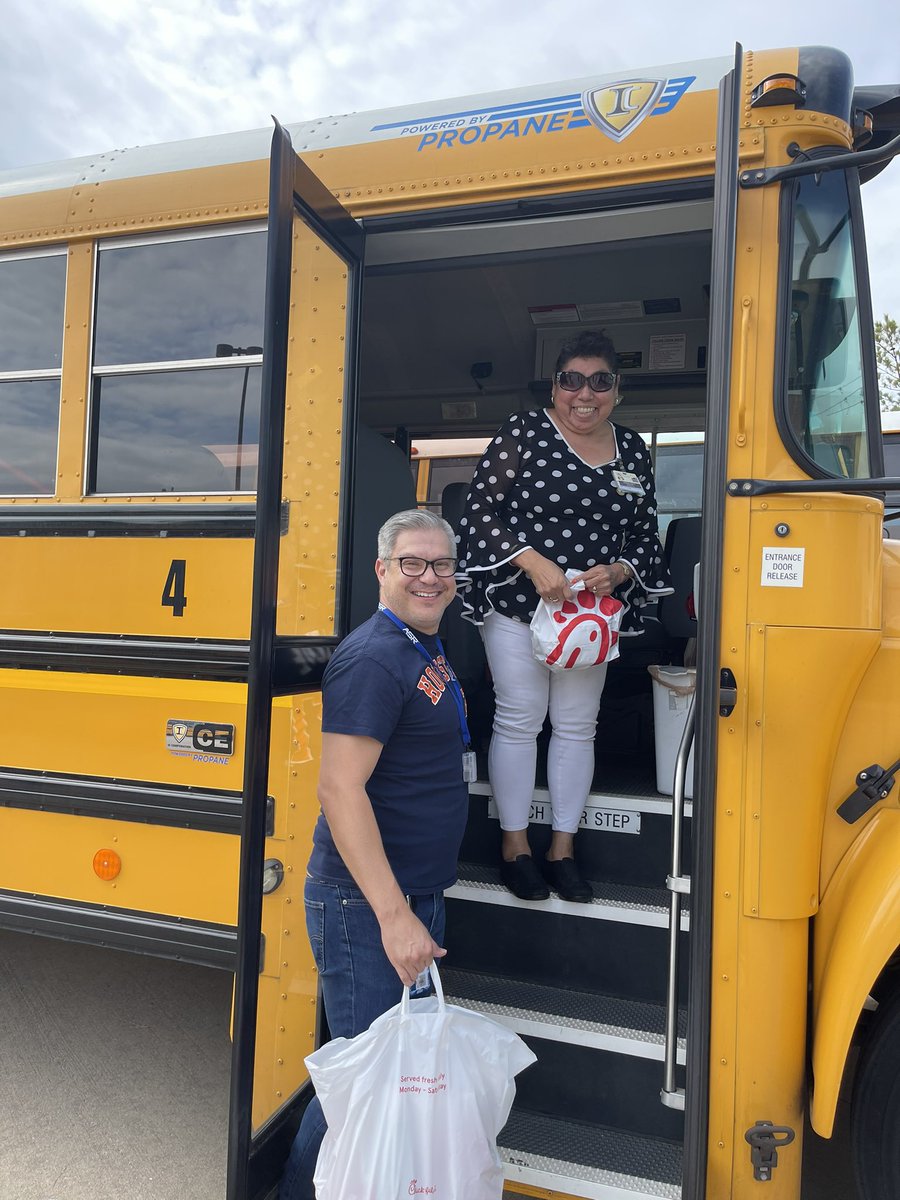 ShadowOaksOwls's tweet image. Giving back to our phenomenal bus drivers who are the first to see our scholars every day!!! @SBISD @SBISDTRANS @ShadowOaksOwls @jennifer_blaine @MJenParker #busdrivers #firstpointofcontact #SOEthebestplacetobe