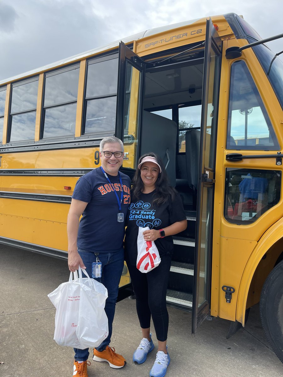 ShadowOaksOwls's tweet image. Giving back to our phenomenal bus drivers who are the first to see our scholars every day!!! @SBISD @SBISDTRANS @ShadowOaksOwls @jennifer_blaine @MJenParker #busdrivers #firstpointofcontact #SOEthebestplacetobe