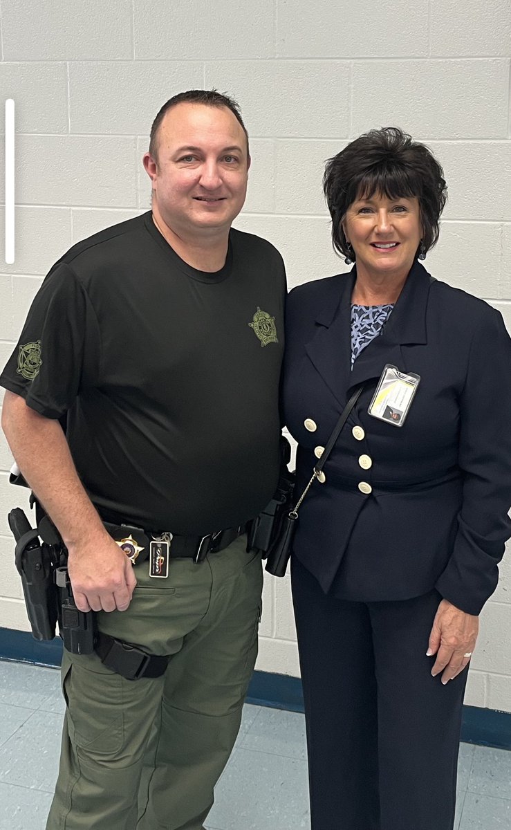 AnnaWShepherd's tweet photo. How fortunate we are to have the Dixon brothers as SRO’s @SchoolsFloyd. I thank you for your service as an SRO @FCJags1 and @BLESbobcats. #roWINgTogether #groWINgTogether #OneFloyd #TeamFloyd https://t.co/EiXf8YmuRZ