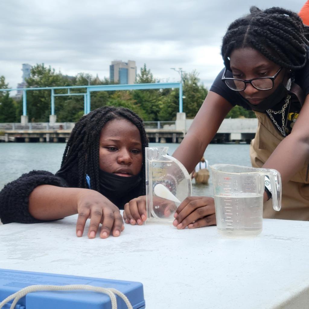 fgpabk's tweet photo. We build scientists at #fortgreeneprep! Grade 8 students @bklynbrdgpark for #environmentaleducators #dayinthelifeoftheHudonandHarbor Our students took water and soil samples, identified fish, and classified rocks! @CEC13Brooklyn @RDavson #fgpa #fgpawolfpack #stem https://t.co/LGWraN5K6c