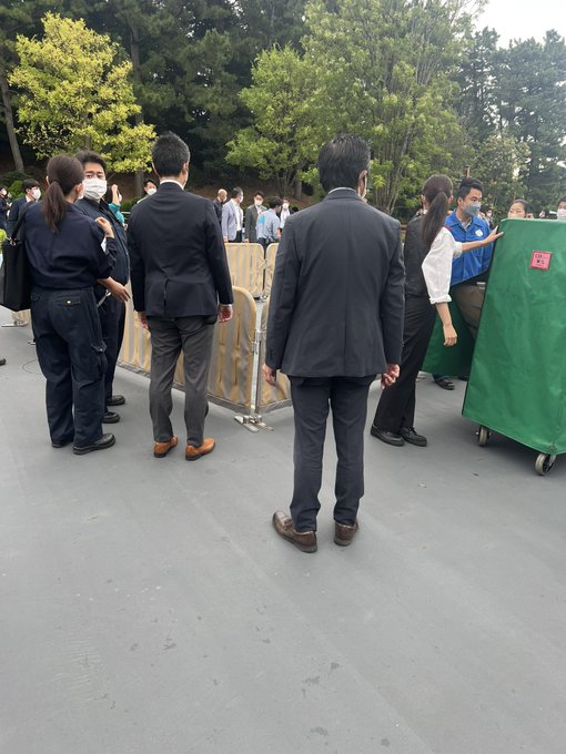悲報 ディズニーランド パレードルートで道路陥没 全パレード中止へ トゥモローテラス横パレル損傷で穴キャン 現地画像まとめ まとめダネ 悲報 ディズニーランド パレードルートで道路陥没 全パレード中止へ トゥモローテラス横パレル損傷で穴キャン 現地画像まとめ まとめダネ