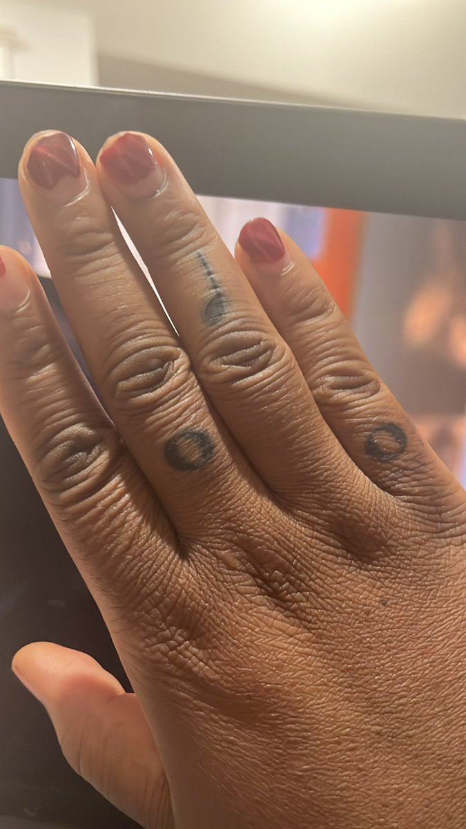 MoniqueLaDora's tweet photo. @IAMKLASSIK Ignore my nails 😹 https://t.co/DTc3ITdbWi