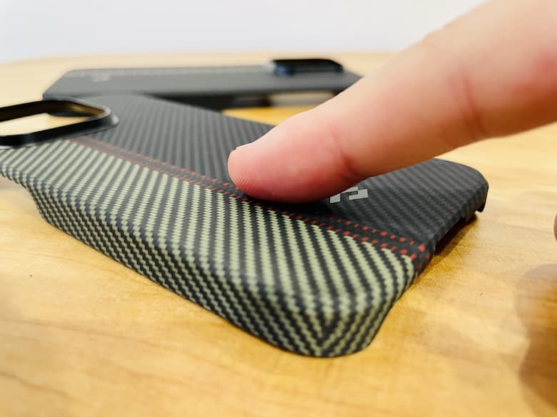 gadgetspace_'s tweet photo. PITAKAのiPhone 14 Pro用ケースをレビュー！

できるだけ薄く
できるだけ軽く

限りなく裸に近い状態で
iPhone14 Pro を使いたい

そんなあなたにおすすめのケースです😊

アラミド繊維の凹凸が滑り止めに
MagSafeも完全対応しています👍

https://t.co/f9EMDPfrON
@PITAKA_Japan https://t.co/zcjz8V8VPd