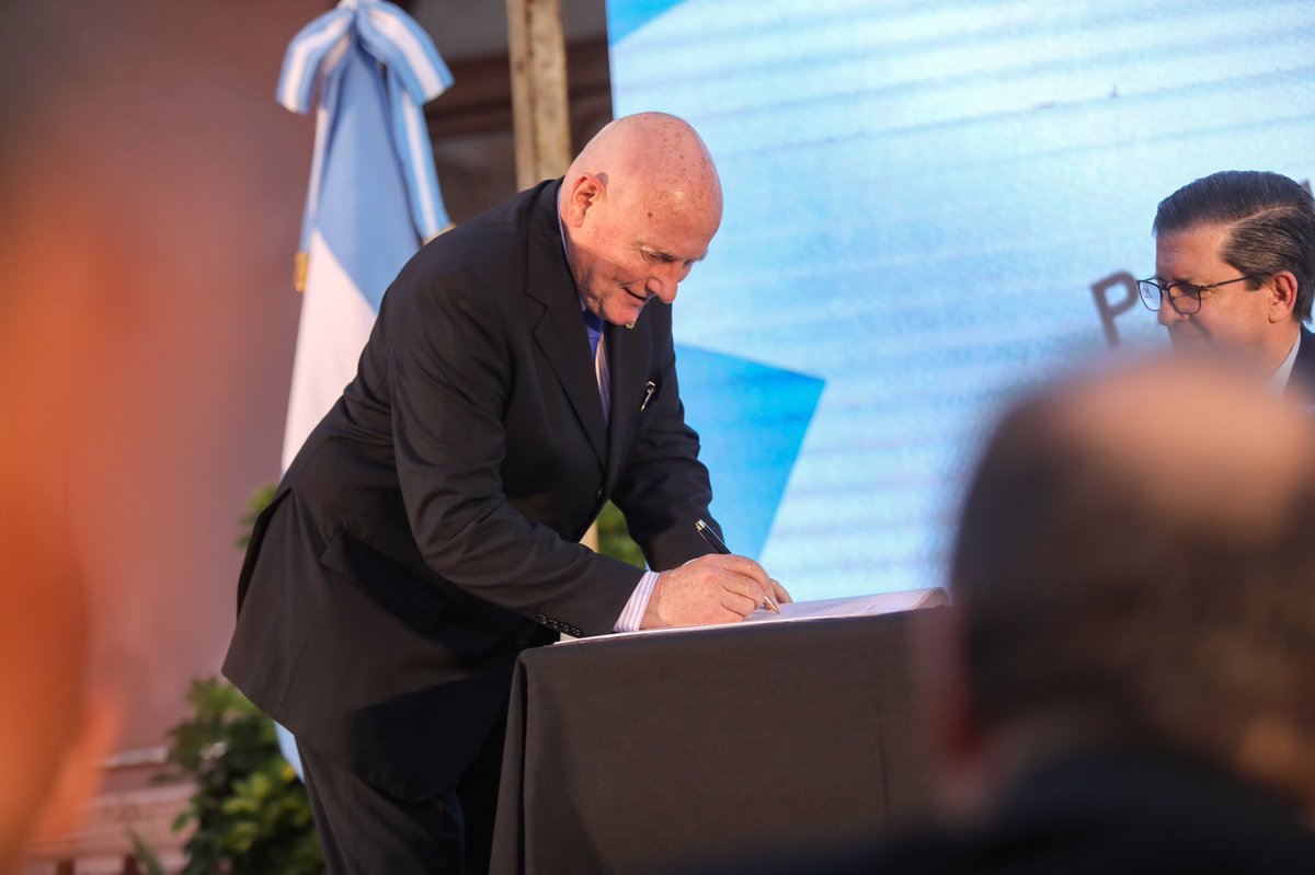 ¡Histórico!

Suscribimos el segundo Pacto Correntino para el Crecimiento Económico y el Desarrollo Social que, gracias a acuerdos transversales, establece nuevas políticas públicas estratégicas, esta vez a 2030, en el marco de los Objetivos de Desarrollo Sostenible de la <a href="/ONU_es/">Naciones Unidas</a>.