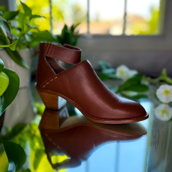 amanda_mucha's tweet photo. So good I had to share! Check out all the items I'm loving on @Poshmarkapp #poshmark #fashion #style #shopmycloset #ingear #anvil #kelsidagger: https://t.co/BlUdAw83Vk https://t.co/bj4WuMokYX