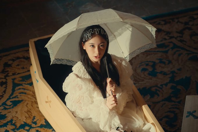 Watch Leechaeyeon Is A Vampire Who Wants To Step Into The Sun In Mv Teaser For Hush Latest Tweet By Soompi Latestly