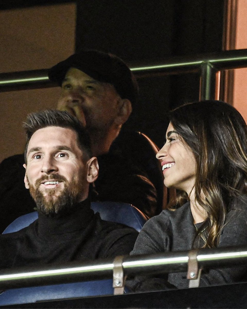 MdForha12488658's tweet photo. They always together😍
MessiAntonella watching the match together😍 is couple goals 🥰🥰🫶🏼

Idol of Love❤️
King👑Queen👑🤍🖤
বসের চাহনি বাবির চোখের😍দিকে😘😘 https://t.co/NDBC2uoe4P