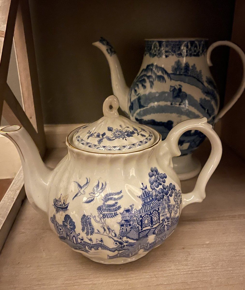 Ghost_Goddess_'s tweet photo. @TeaTimeMag I have the same one. And almost have the whole collection. I keep finding pieces at different thrift stores and yard sales. 🌷 https://t.co/2ziVVQpB3R