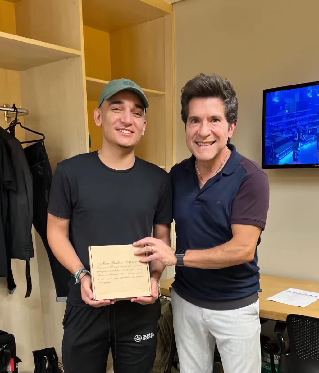 joaogomescant0r's tweet photo. Quanto carinho, o @cantordaniel presenteou o @joaogomescantor nos bastidores da gravação de hoje para o programa Altas Horas! 🎥✨ https://t.co/qtPqcMZFrE