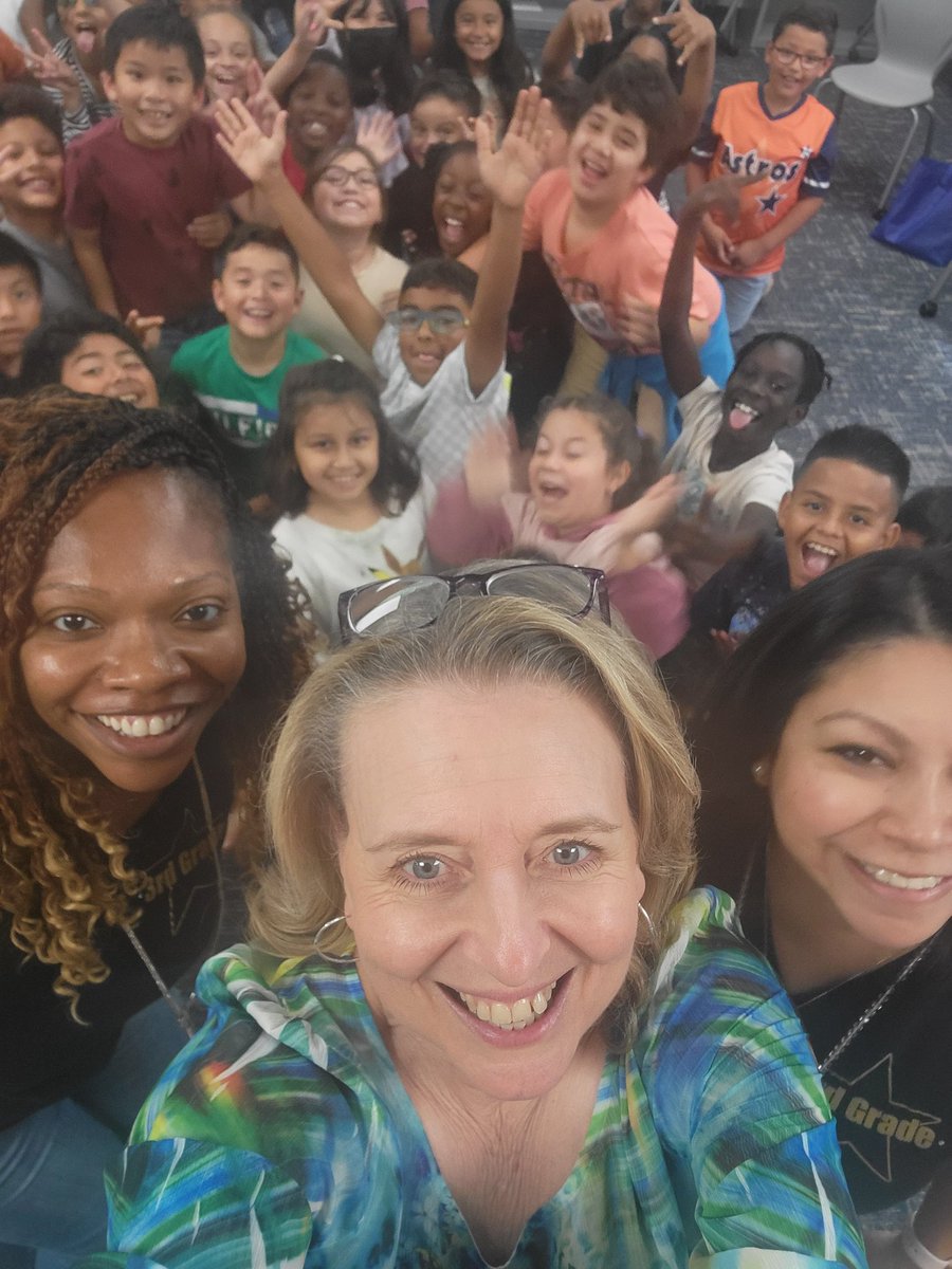 WynitraL's tweet photo. Thank you Karen Lowery for coming to Emery and sharing some of your amazing stories ❤️! @emeryelementary #storyteller https://t.co/SJz4WBzzwg