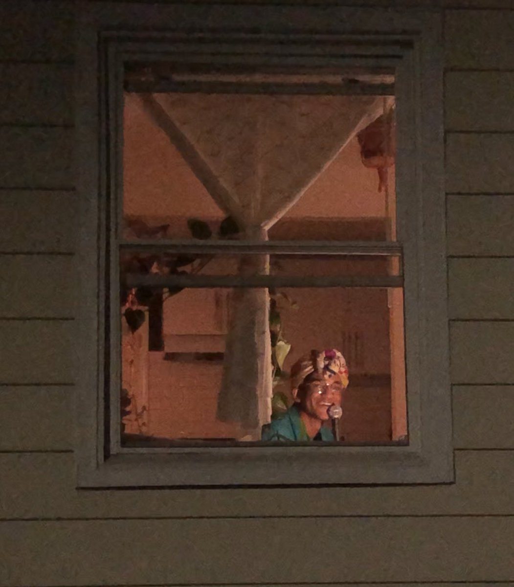 junipeap's tweet image. Too many people have said this picture gives Taylor Swift vibes, which is so funny because I have no idea who Taylor swift is