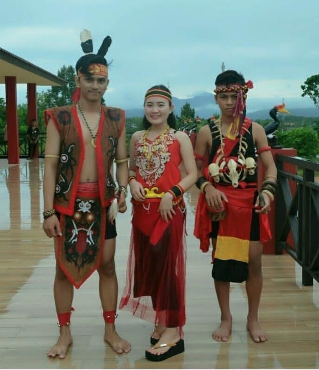 sindai_salie's tweet photo. Selamat pagi 🙂
Salam hangat dari kami kuntilanak cantik dan genderuwo ganteng Kalimantan 🙏 https://t.co/GhKfI7u57w