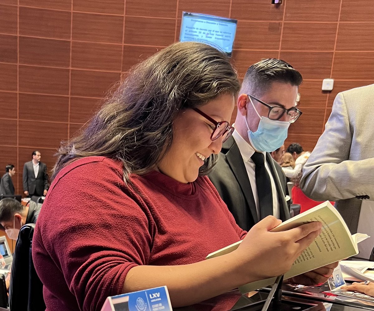 Cayó en la tentación, como si el libro fuera un taco de chicharrón