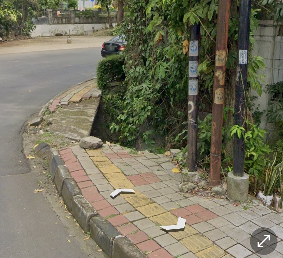 txtdaribogor's tweet photo. koordinat -6,5664306, 106,8020436, lokasi kejadian terseretnya arus seorang wanita pengendara motor.

disini terlihat ada 1 gorong² langsung menuju kali cibalok yang tersambung ke kali ciliwung di jambu dua.
adapun bercabang ke jalan ahmad yani yang tetap bermuara ke ciliwung https://t.co/PDGvzmTTAS