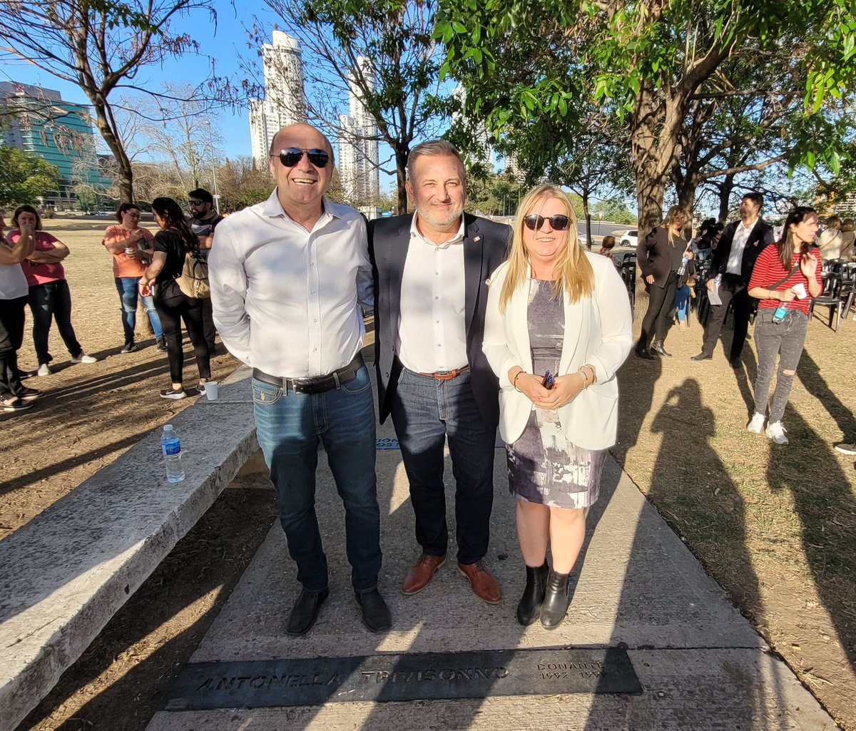 marcelewan's tweet photo. La familia de Antonella Trivisonno, que este año hubiera cumplido 30, transformó el trágico hecho en una fuerza multiplicadora para ayudar al prójimo. 

Hoy los acompañamos reconociendo a instituciones que, como ellos, trabajan con amor y solidaridad para transformar la sociedad. https://t.co/Ece5Y4Ff8l