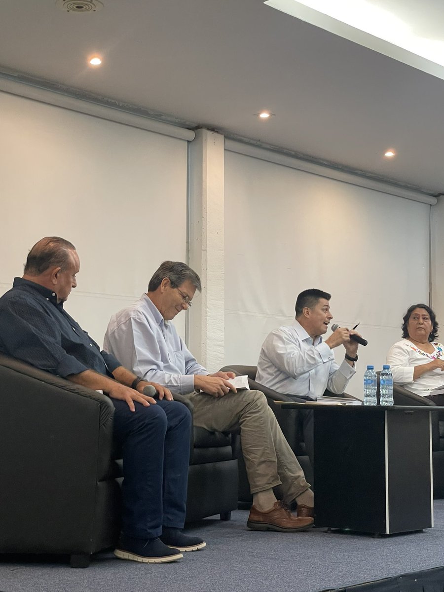verderespong's tweet photo. Estamos en la presentación del libro 📚 Práctica del Derecho Ambiental en México del Mtro. @razielvillegas por la editorial @Tirantmexico en la @UMaristaMerida ¡que emoción ver a verdaderos #AgentesDeCambio !🍃✨ https://t.co/gNaBO0Vqhs