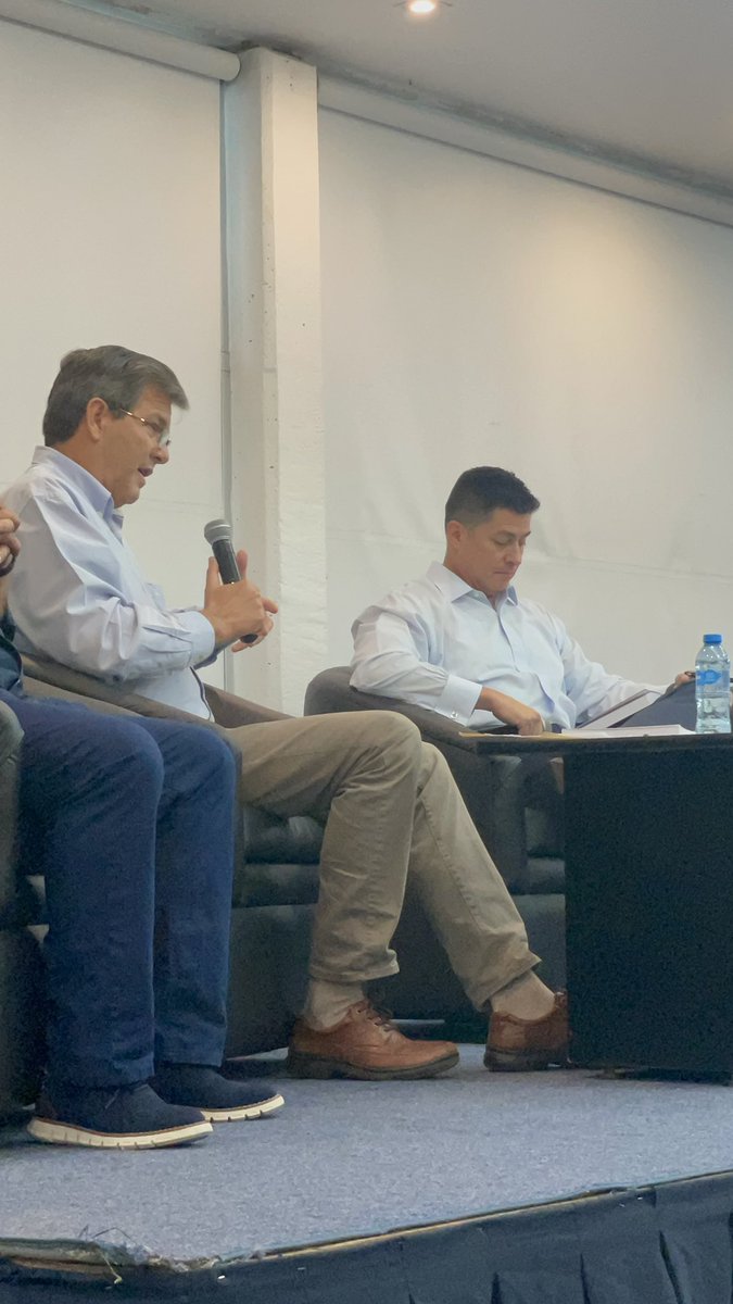 verderespong's tweet photo. Estamos en la presentación del libro 📚 Práctica del Derecho Ambiental en México del Mtro. @razielvillegas por la editorial @Tirantmexico en la @UMaristaMerida ¡que emoción ver a verdaderos #AgentesDeCambio !🍃✨ https://t.co/gNaBO0Vqhs