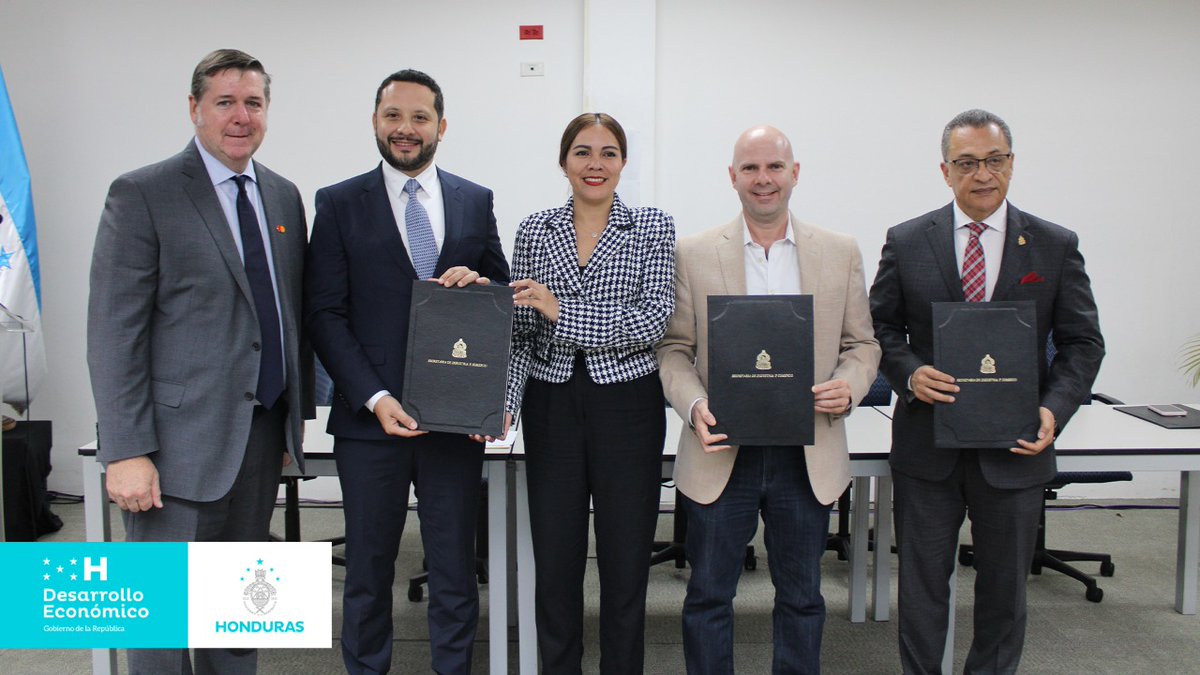 SDEHonduras's tweet photo. 🔘𝐆𝐨𝐛𝐢𝐞𝐫𝐧𝐨 𝐝𝐞 𝐥𝐚 𝐑𝐞𝐩𝐮́𝐛𝐥𝐢𝐜𝐚 𝐲 𝐌𝐚𝐬𝐭𝐞𝐫𝐜𝐚𝐫𝐝 estrechan lazos 🤝 para impulsar la inclusión financiera y la transformación digital, en apoyo a las Mipymes🇭🇳 https://t.co/eyMpjVfbva