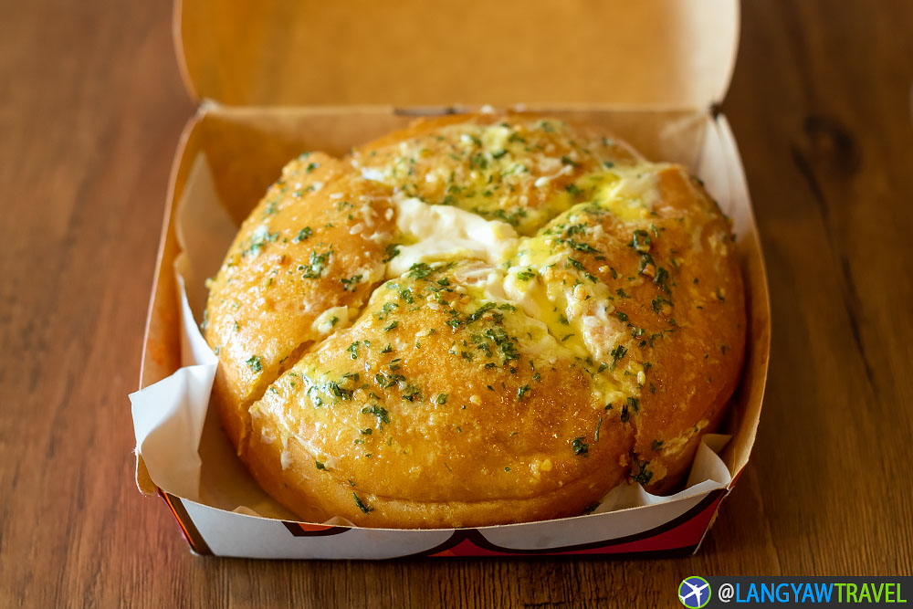 StanCabigas's tweet photo. Yeah... I tried this @dunkinph #koreangarliccreamcheesebun. Should you?

https://t.co/4KS2zu7Phw https://t.co/OX197VpQ6w